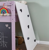 Højseng med klatrevæg og kridttavle i børneværelse, dansk design