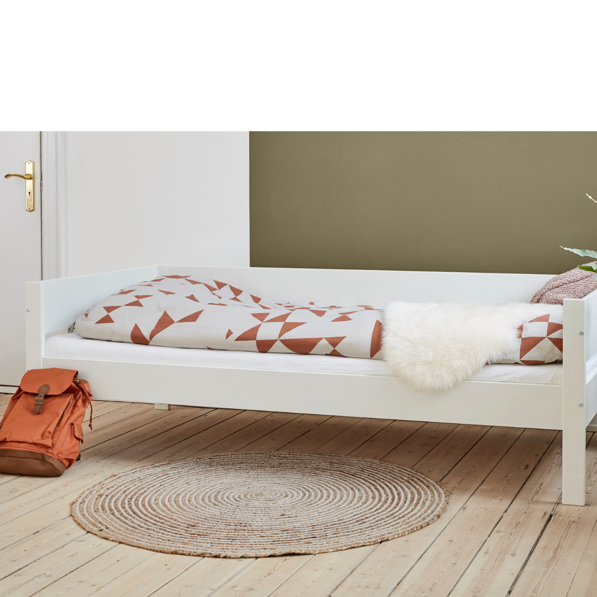 Huxie hvid halvhøj seng med dyne, rygsæk, og tæppe på trægulv