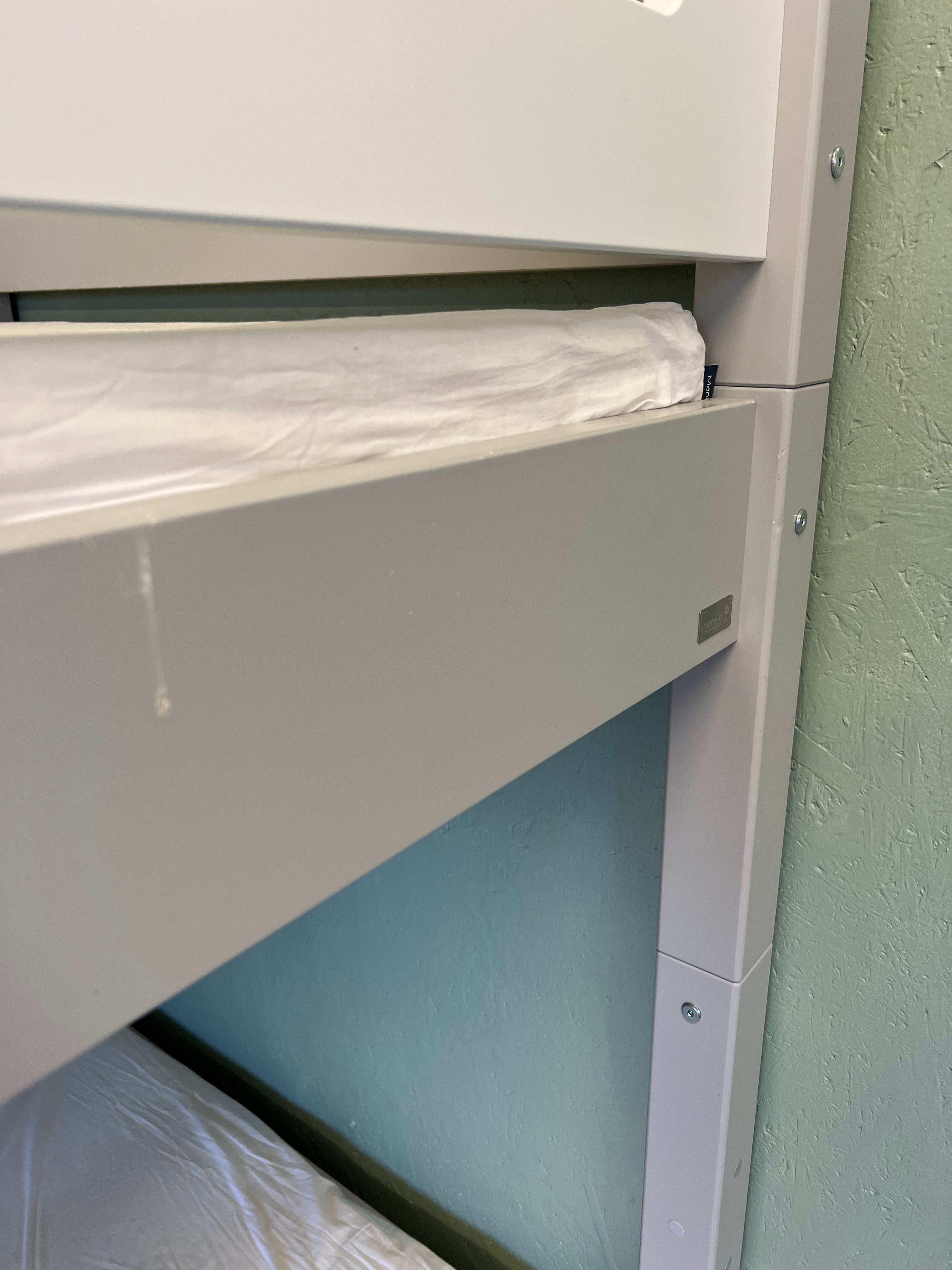 Sliver køjeseng detaljer med matras og sengestolpe