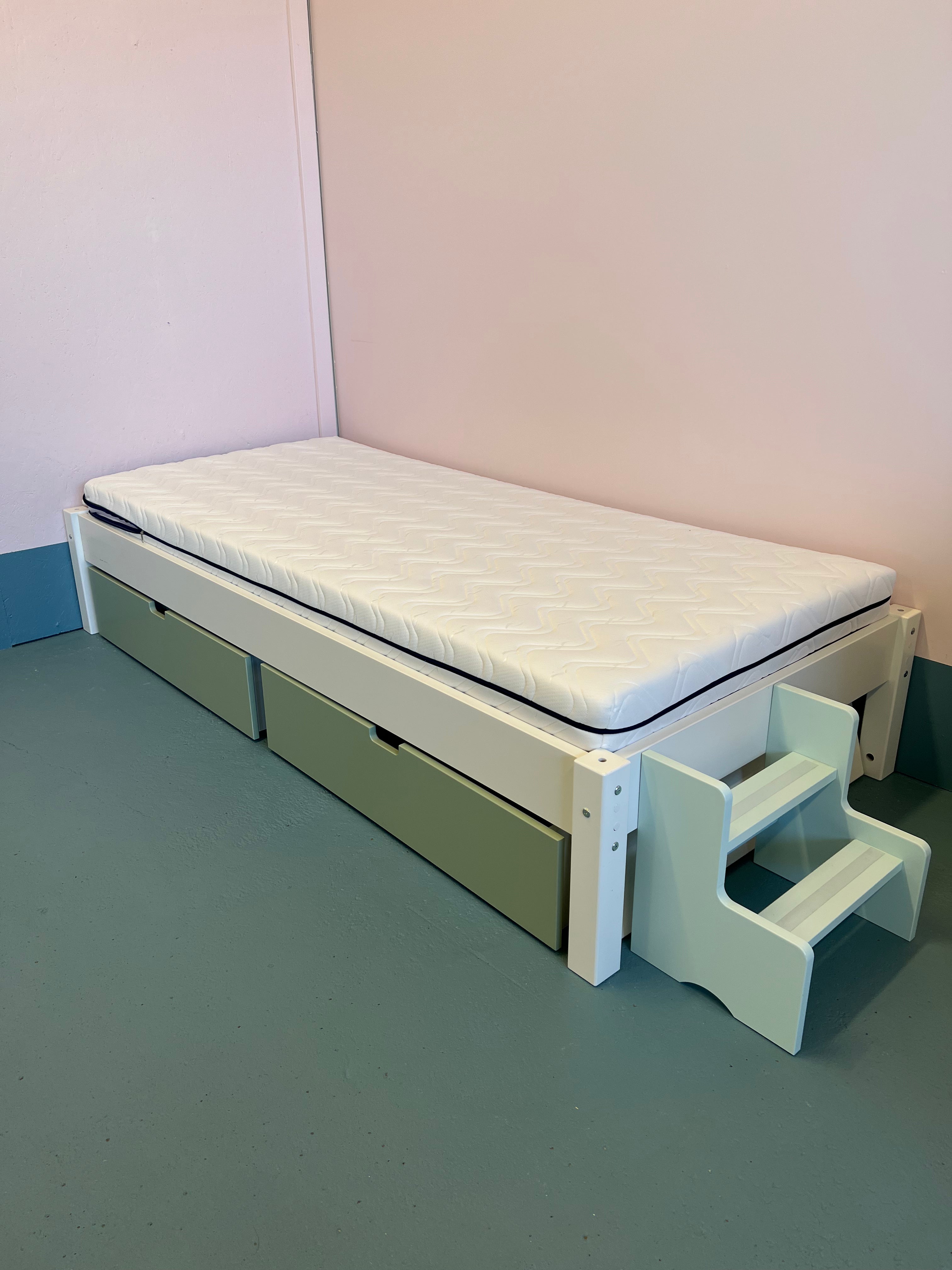 Snow white ULL seng med dark green skuffer og stige