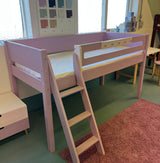 Dusty rose halvhøj seng med skråstige og åben sengehest (90x200)