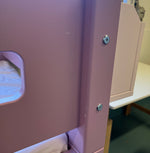Detalje af dusty rose seng med skråstige og åben sengehest
