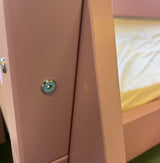 Dusty rose halvhøj seng med skråstige og åben sengehest (90x200)