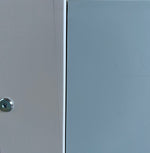 Detalje af sengens sidepanel i azur mint med en skrue