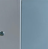 Detalje af sengens sidepanel i azur mint med en skrue