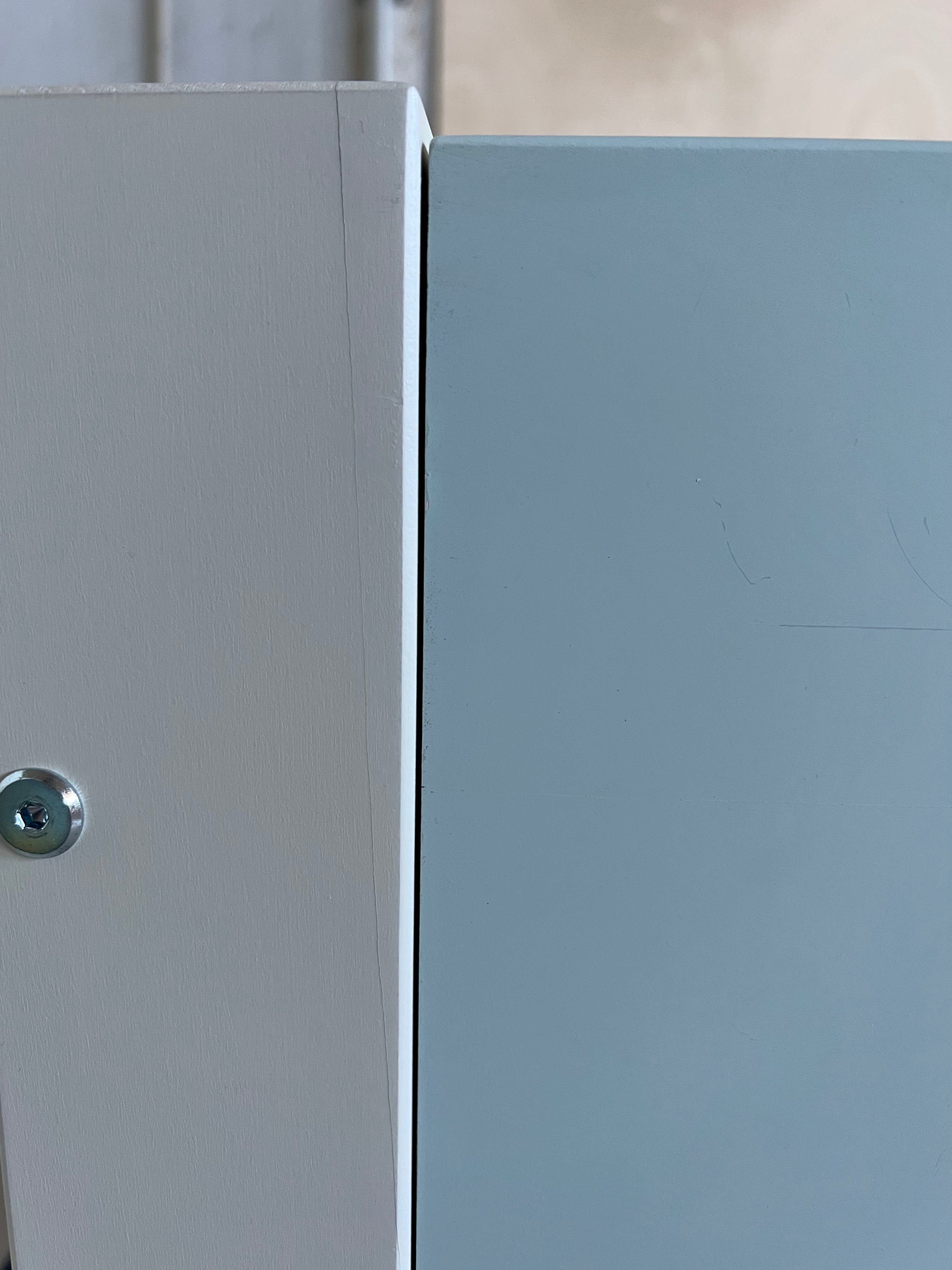 Detalje af sengens sidepanel i azur mint med en skrue