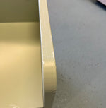 Detaljer af ridser og brugsspor på en moss green 3-i-1 stol