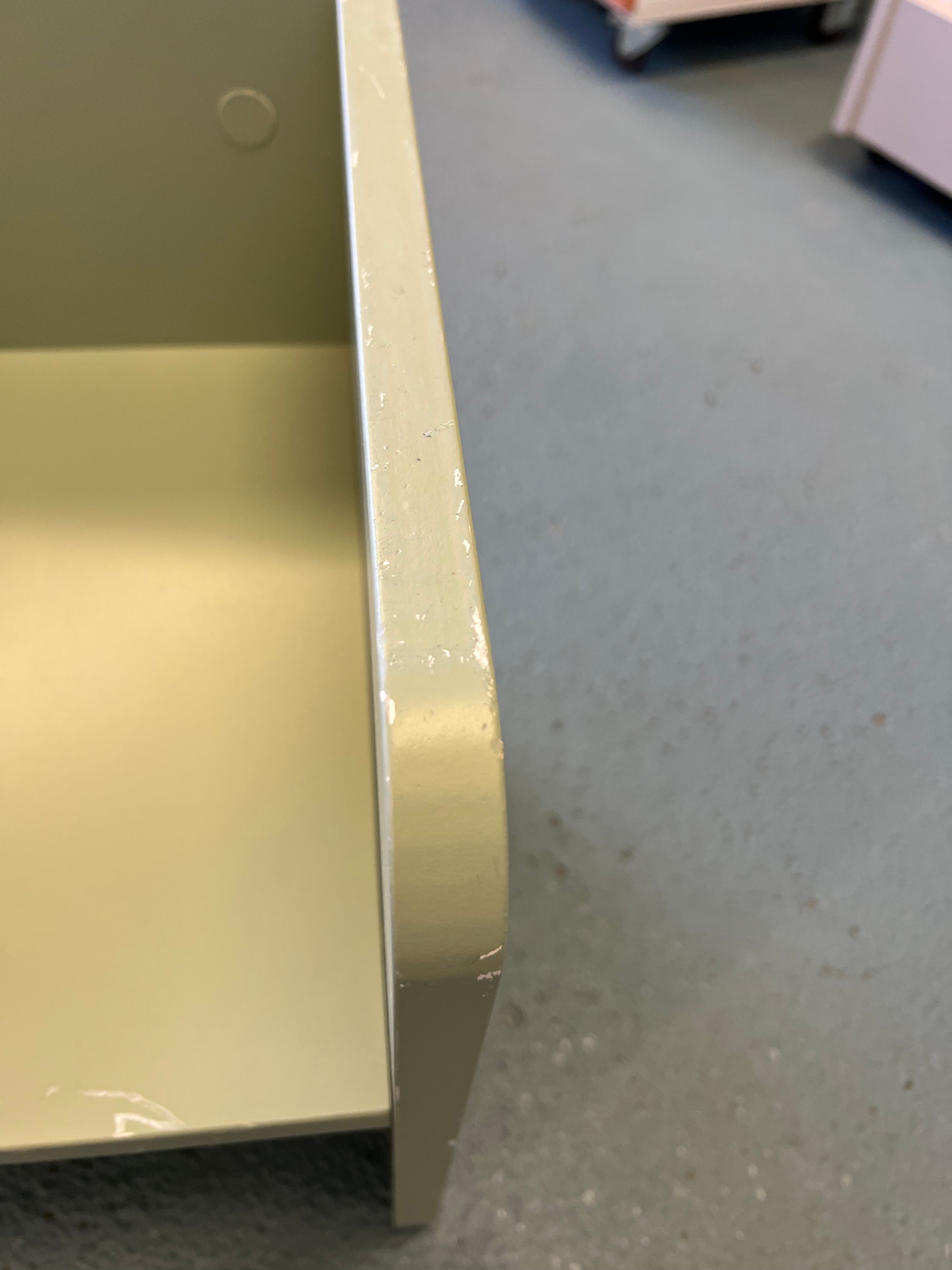 Detaljer af ridser og brugsspor på en moss green 3-i-1 stol
