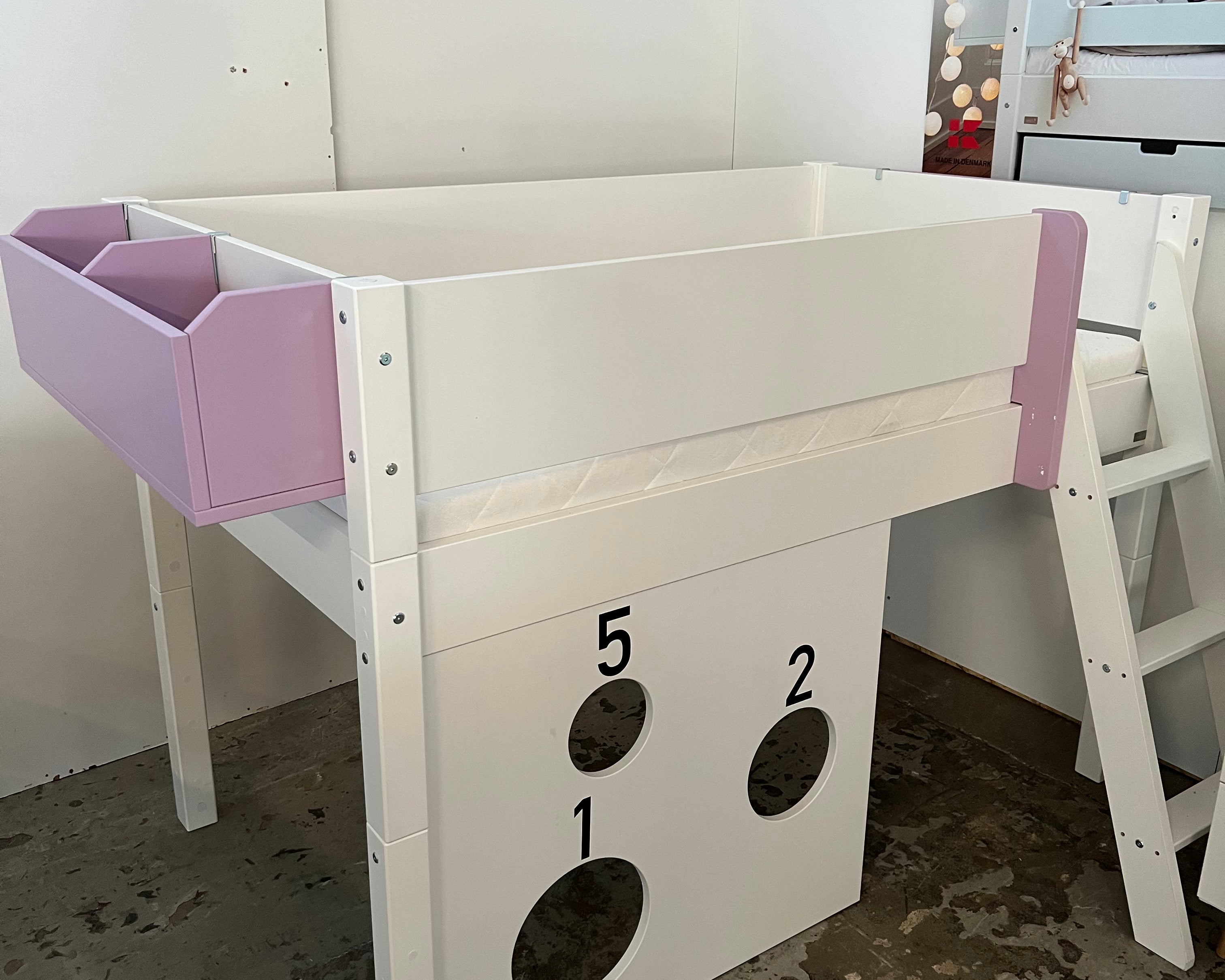 Ocean Blå høj seng med sengehest 90x200 med lyslilla detaljer