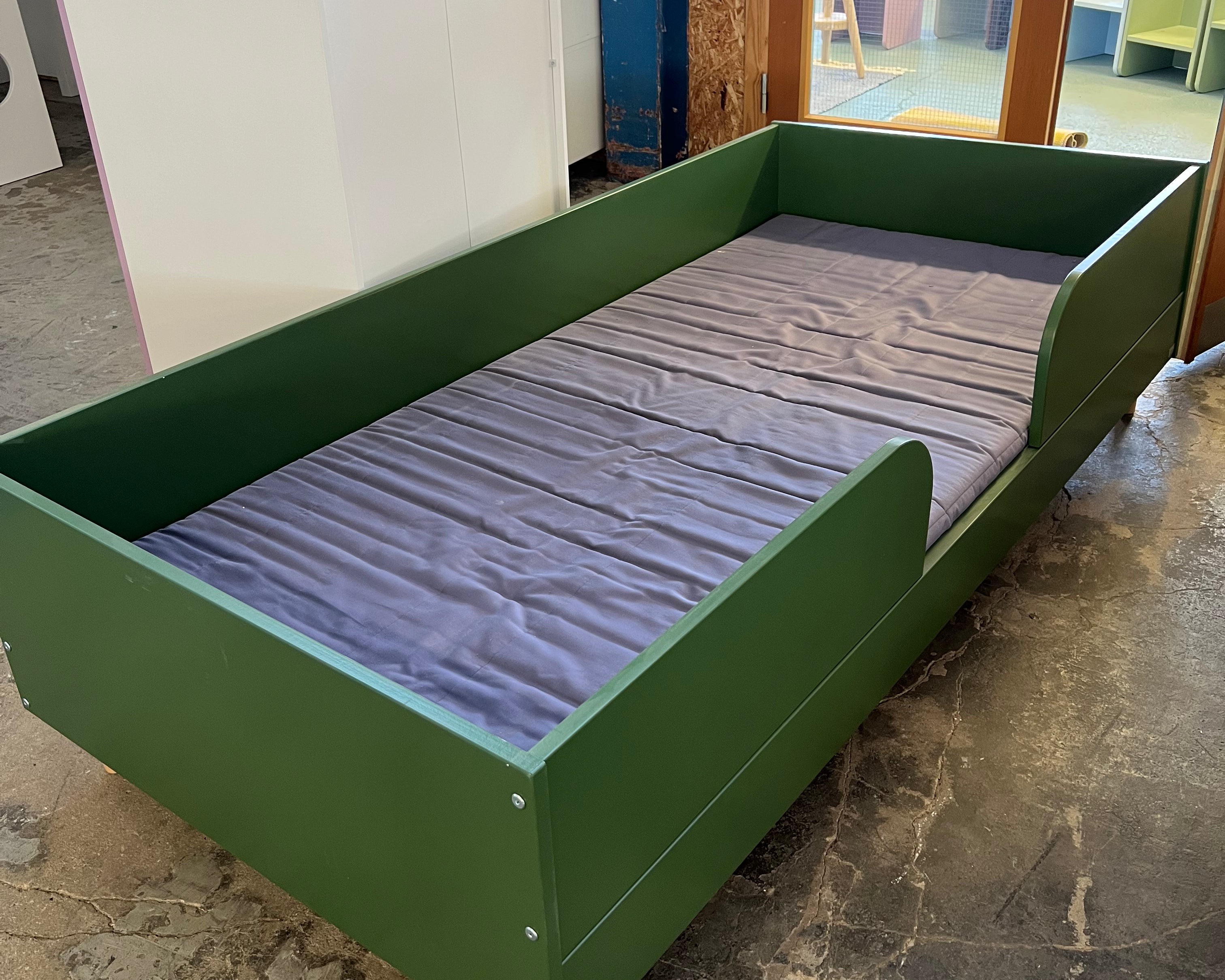 Grøn briks med madras 90x200 cm