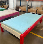 Red briks med madras 90x160 set i butikkens showroom