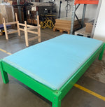 Grøn briks med madras 90x160 i showroom til salg