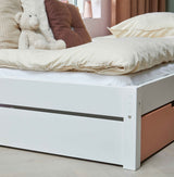 Ull seng med skuffer