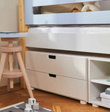 Ariel børneseng med god plads til opbevaring - gratis 3-i-1 stol i hele januar