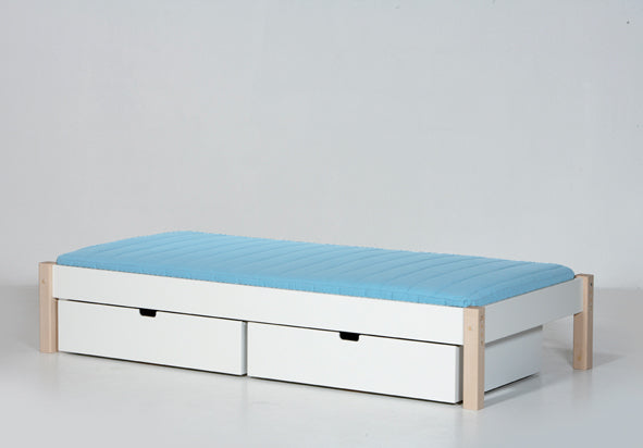 Ull seng med to hvide skuffer og lyseblå madras