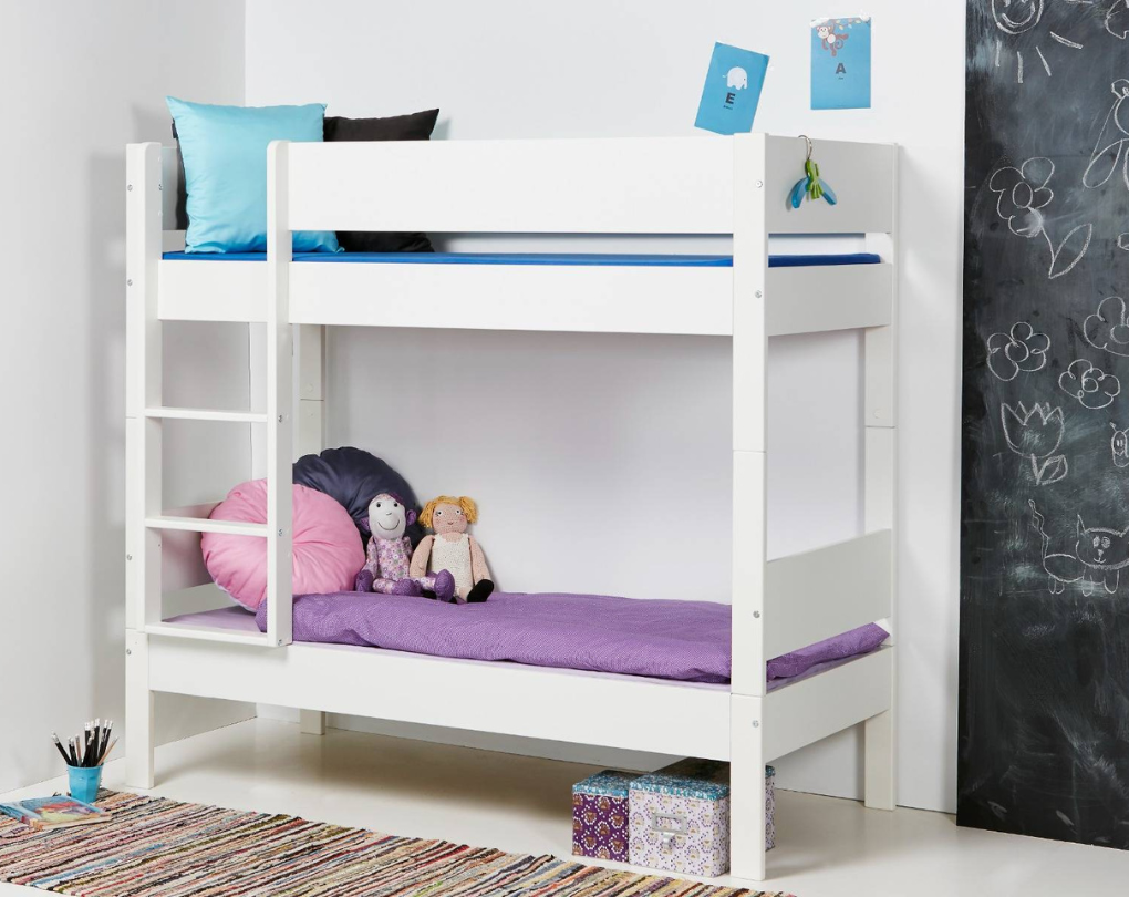 Hvid Huxie køjeseng Arkas i børneværelse med sort tavlevæg