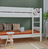 Huxie hvid Arkas køjeseng med laptop, pude og skammel i rum med grøn væg