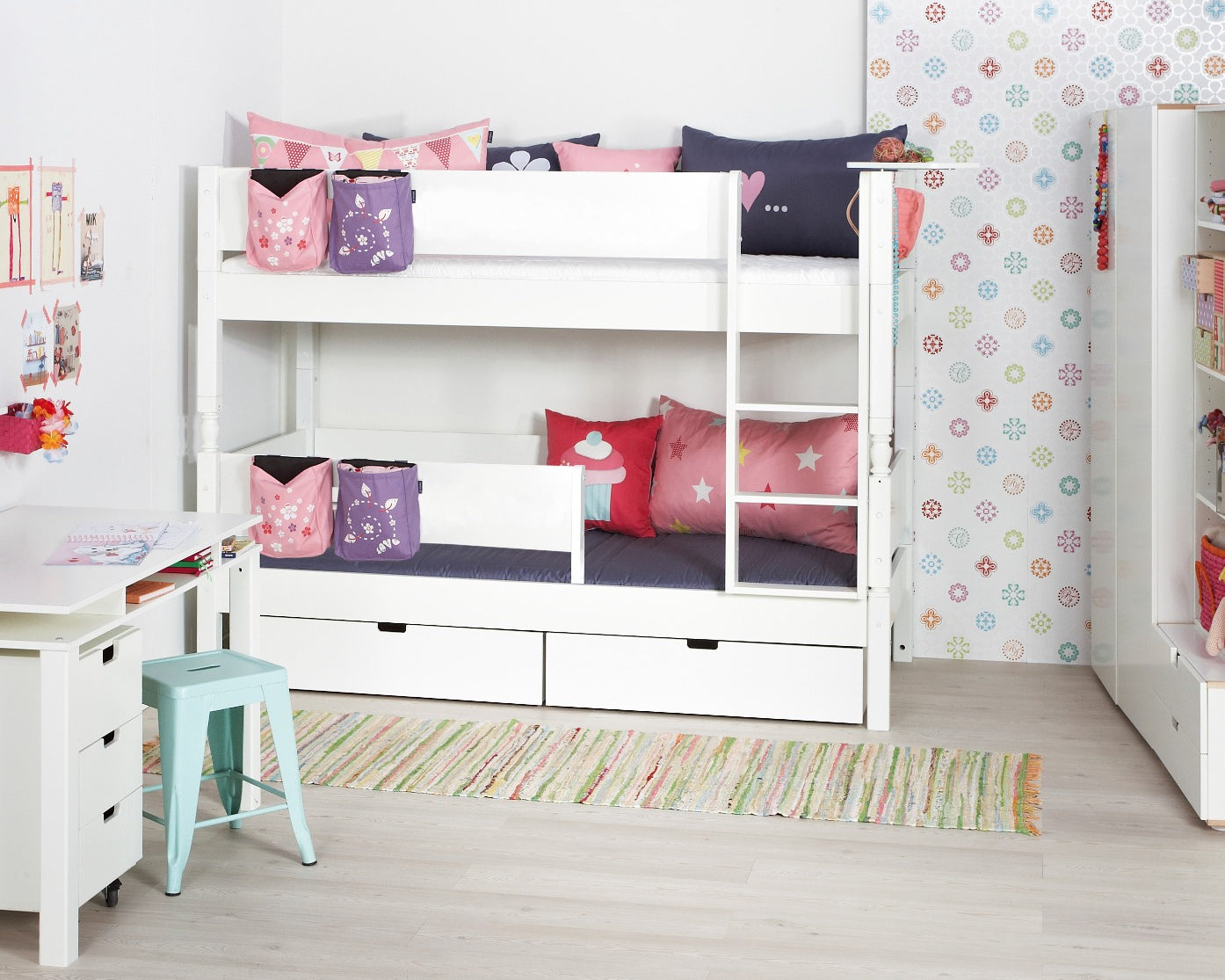 Design Sengehest med tremmer til underkøje